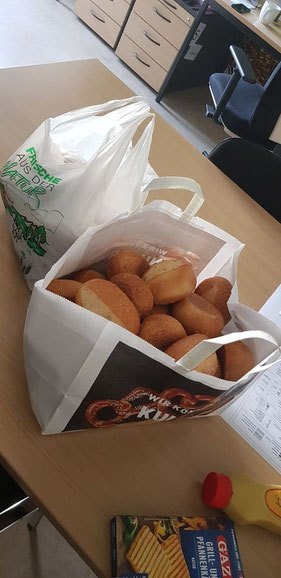 Ein Foto des Tellers auf dem Tisch mit gebratenen Nudeln und Hähnchen