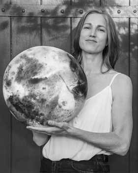 portrait photo d'Helen Green portant une sphère en céramique