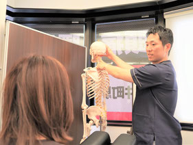 生理痛やPMSの症状改善のために骨格のバランスを整え自律神経の働きを促す説明