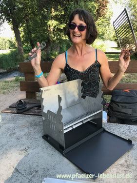 FENNEK GRILL, Tablet Grill, Laptop Grill, Holzkohle Grill, Outdoor Grill, Mobiler Grill, Camping Grill, Picknick Grill, Notebook Grill, Grill to go 