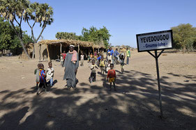 village; savane, puit ; récolte; école