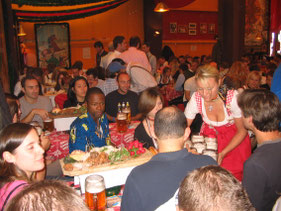 Oktoberfeste-München-tent-bier-halle-Duitsland