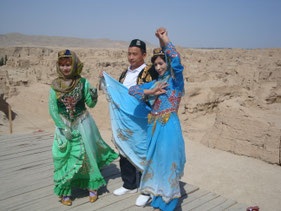 Turpan-vallei-dansende-verklede-Chinezen-China-fort