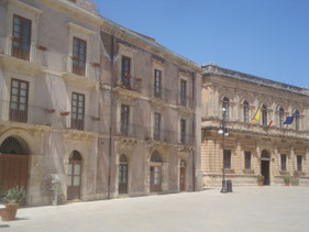 Syracuse-zandkleurig-plein-Sicilië-Italië
