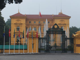 Hanoi-Parlement-gebouw-geel-hek-Vietnam