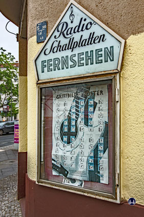 Musikhaus Bading in Berlin - Neukölln. Die expressionistische Form hätte auch aus so manchem Film jener Jahre stammen können.