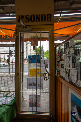 Musikhaus Bading in Berlin - Neukölln. Originelles Detail: Eiserner Notenschlüssel als Türgriff.