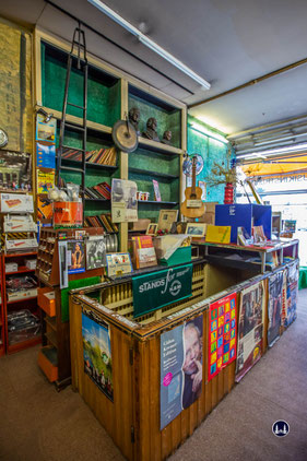 Musikhaus Bading in Berlin - Neukölln. Kellerabgang zu den Grammophonhörkabinen.