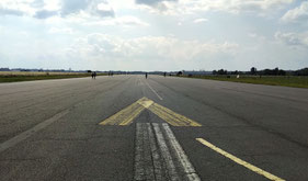 Pfeil auf Landebahn Flughafen Tempelhof