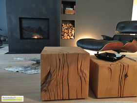 Eiche Holzblock vor Kamin und Stressless-Sessel.