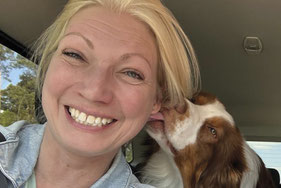 Portraitfoto von Kerstin Fuchs mit Hund Buddy