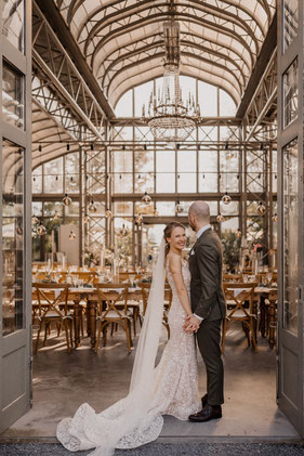 brautpaar in gläserner orangerie enea