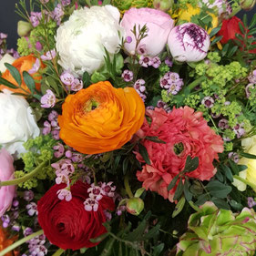 Bunter Strauß mir Ranunkel und Waxflower München Blumenhütte