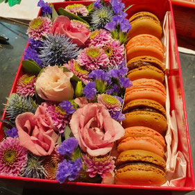 Flowerbox Floral Box Macarons Geschenkidee Distel 