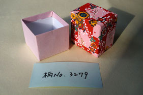 貼り紙に千代紙と鳥の子紙を使用した小箱の貼箱