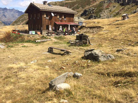 Plaques 6 et 7 devant le refuge