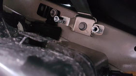 Die Tankhalterung, die Langmuttern kommen auf die bereits vorhandenen Schrauben