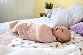 Baby liegend auf Mull- Spucktuch von LÄSSIG