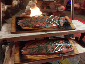 Flammlachs, Flammlachsessen, Weihnachtsfeier, Witergrillen, Grillhütte, Winterfeier, Firmenevent, Firmenfeier, Lachs