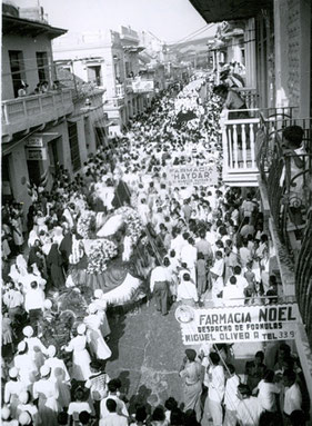 Als Zeichen der Verehrung nimmt die Bevölkerung von Cartagena in grossen Massen an der Umbettung von Maria Bernarda 1956 teil.