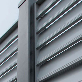 Aluzäune: Detailaufnahme eines anthrazitfarbenen Aluminiumzauns mit horizontalen Lamellen.