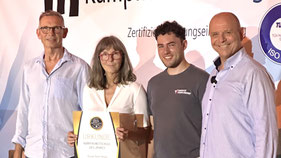 Auszeichnung als "Kampfkunstschule des Jahres 2024" für das Karate Team Hegau, verliehen vom Kampfkunst Kollegium Deutschland.