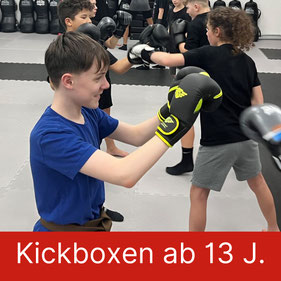 Teenager beim Kickbox-Training, die Kraft, Ausdauer und Selbstvertrauen durch gezielte Übungen und Techniken entwickeln.