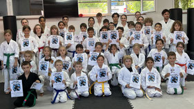 Kinder trainieren beim Karate Ninja Camp 2024 mit Begeisterung und Teamgeist, lernen wertvolle Fähigkeiten in Selbstverteidigung und erleben ein unvergessliches Wochenende voller Spaß und Abenteuer.