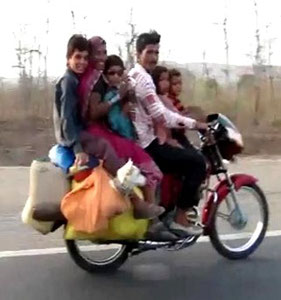 mit 6 Personen auf einem Moped würde bei uns gar nicht gehen...