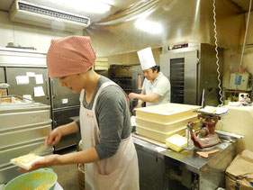 横浜 中区 末吉町 パン工房 カメヤ オードブル作成中