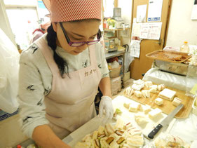 横浜 中区 末吉町 パン工房 カメヤ オードブル作成中