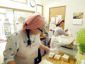 横浜 中区 末吉町 パン工房 カメヤ オードブル作成中