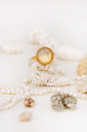 MOKOŠEV Luxusschmuck – handgefertigter Goldring mit edler Perle, Frequenz Couture, inspiriert von Meer und Eleganz
