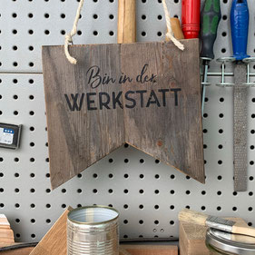 Individuelles Dekoschild aus Altholz, handgefertigt von Daniel Schiek in Wien
