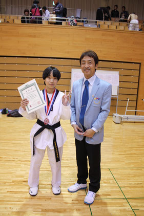 西村真利愛選手(左)と西村先生(右)