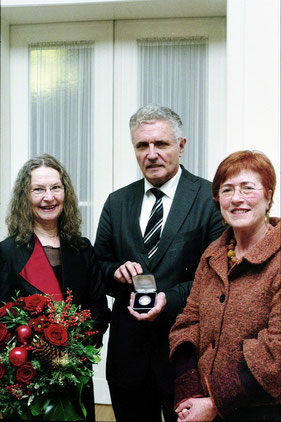 Preisträgerin Dr. Christa Hartnigk-Kümmel mit Bürgermeister Jäger, Karlsruhe und Rosa Baum, stellv. GEDOK-Vorsitzende (2011)