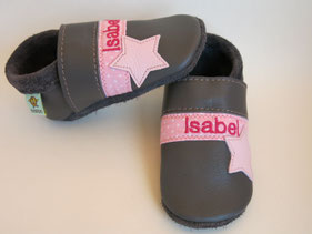 Krabbelschuhe mit Namen handgemacht in schlamm Farbe