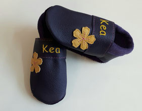 Krabbelschuhe mit Namen in lila mit Margeriten in gelb,  kokido-schuhe 