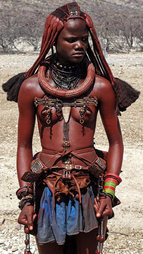 Jeune femme Himba aux poings serrés, Namibie