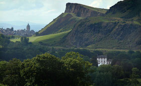 Prestonfield Hotel mit Edinburgh im Hintergrund
