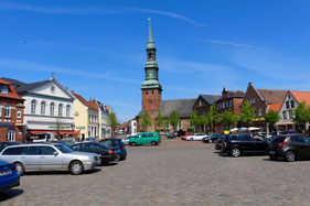 Der Tönninger Marktplatz mit Blick auf die Kirche