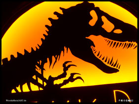 WoodnMetalART Scrollsaw Dekupiersäge Holzlogo Jurassic Park LED