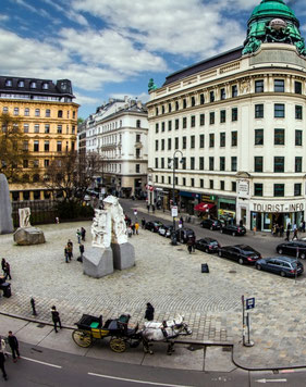 Fiaker Albertinaplatz vor dem Mahnmal von Bildhauer Hridlicka