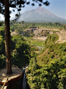 Uitzicht op de Kedung Kayang waterval en Merapi vulkaan