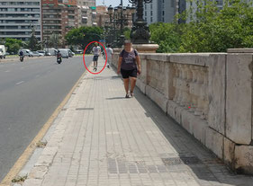 Patinete eléctrico por la acera en València 3