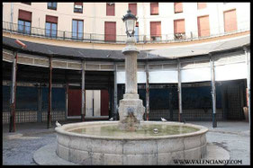 La fuente de la Plaza Redonda de Valencia es una fuente de taza con un pilar central que data de alrededor de 1850, diseñada por Salvador Escrig, con cuatro caños en la base de la columna que vierten agua a una gran pileta.