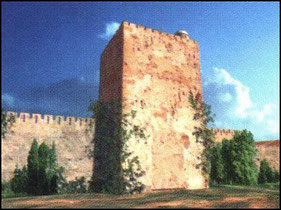Una de las torres de vigilancia de la muralla