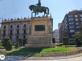 La plaza conocida popularmente como "El Parterre" en Valencia se llama oficialmente Plaza de Alfonso el Magnánimo, y es un jardín histórico con fuentes, estatuas (como la de Jaime I) y árboles centenarios en el centro de la ciudad. 