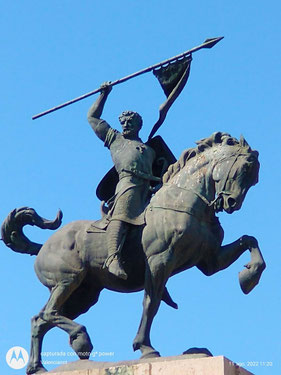 La Estatua del Cid Campeador es una réplica exacta de la original, fundida por el escultor Juan de Ávalos a partir de una copia de la escultura de Anna Hyatt Huntington que se encuentra en Sevilla (y otras ciudades del mundo como San Diego o Buenos Aires.