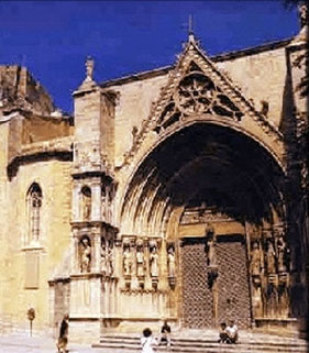 El Portal de los Apóstoles es una de las dos portadas góticas de la fachada principal de la Basílica Arciprestal de Santa María la Mayor de Morella, en Castellón y fue construida en el siglo XIV.